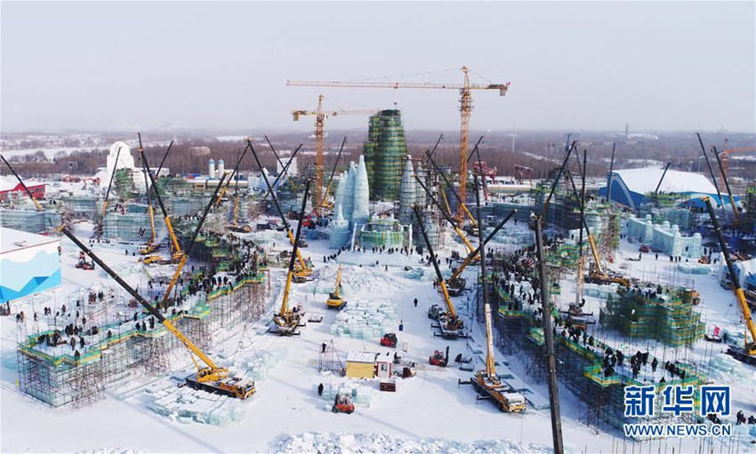 Betriebsame Baustelle auf der „Eis- und Schneewelt“ in Harbin