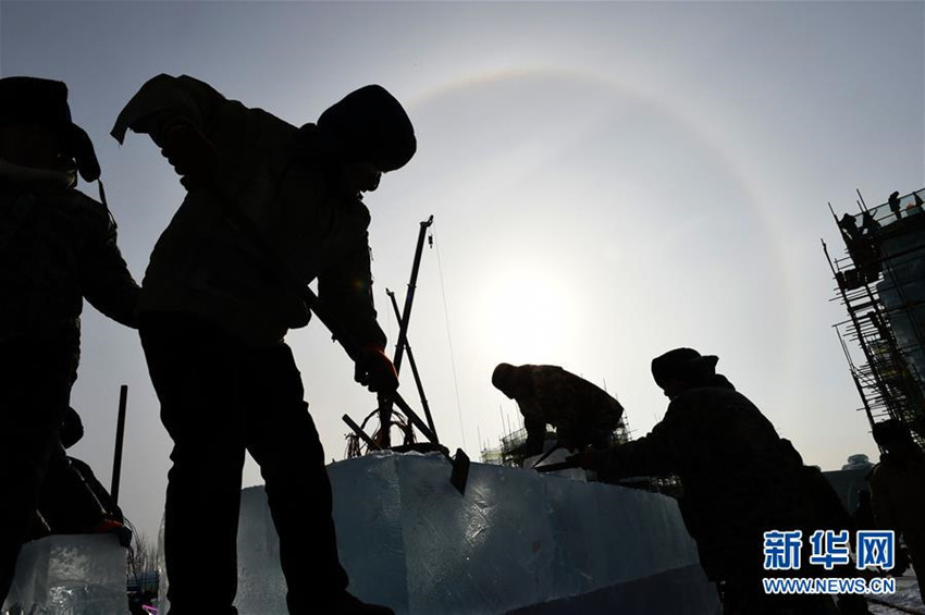 Betriebsame Baustelle auf der „Eis- und Schneewelt“ in Harbin
