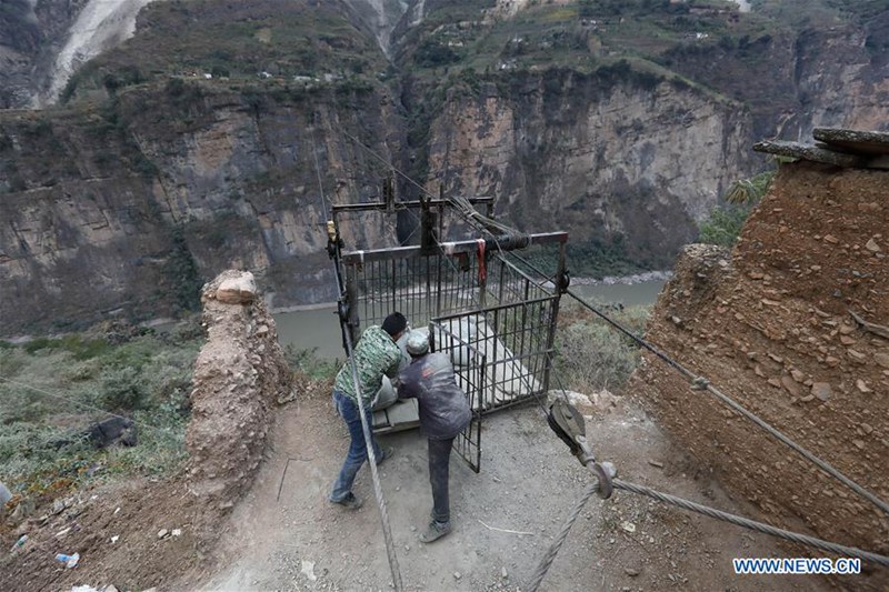 Brücke ersetzt Seilbahn über Jinsha-Fluss