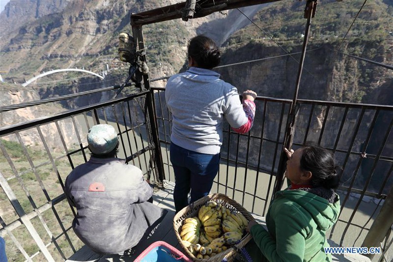 Brücke ersetzt Seilbahn über Jinsha-Fluss