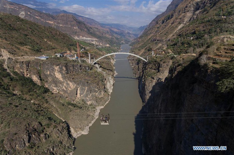 Brücke ersetzt Seilbahn über Jinsha-Fluss