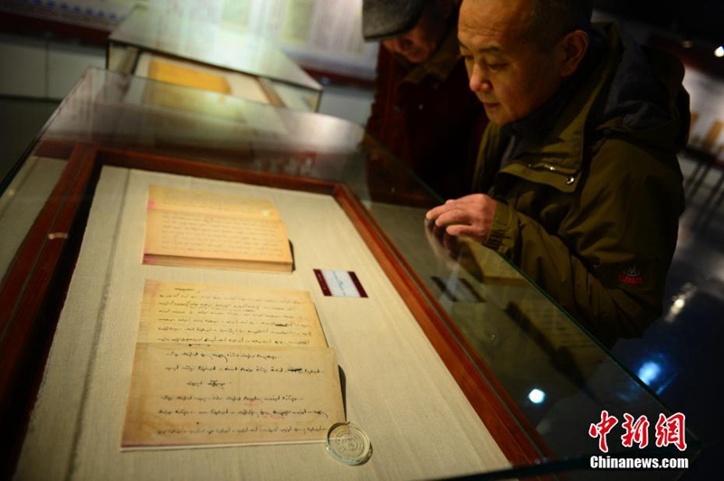 Antike Bücher werden in der Inneren Mongolei gezeigt  