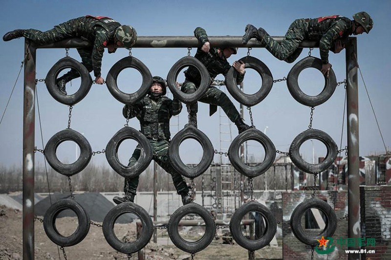 Chinesische Soldaten absolvieren militärischen Hindernisparcours