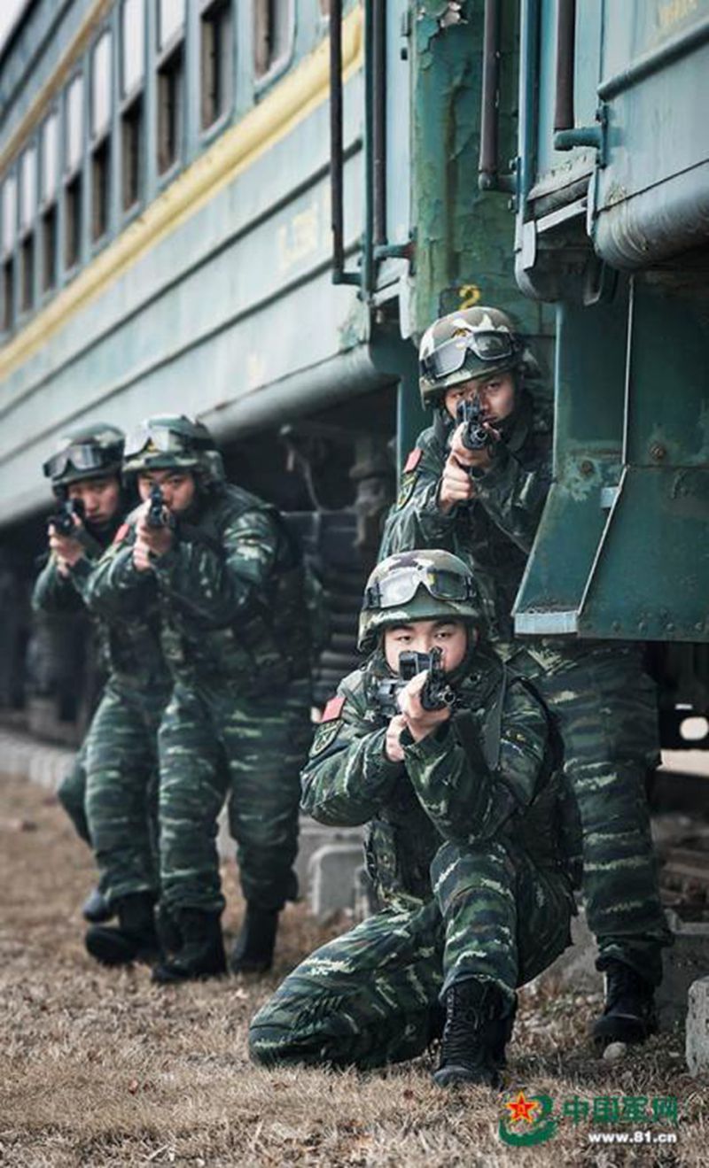 Chinesische Soldaten absolvieren militärischen Hindernisparcours