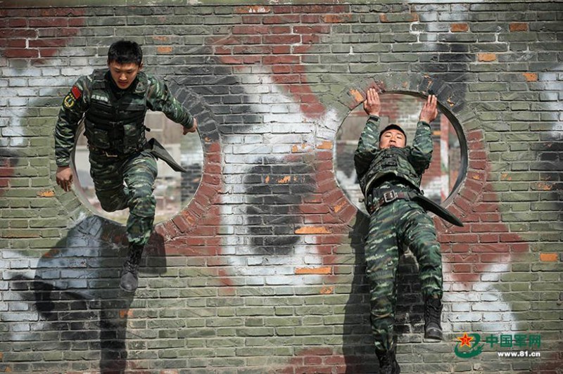 Chinesische Soldaten absolvieren militärischen Hindernisparcours