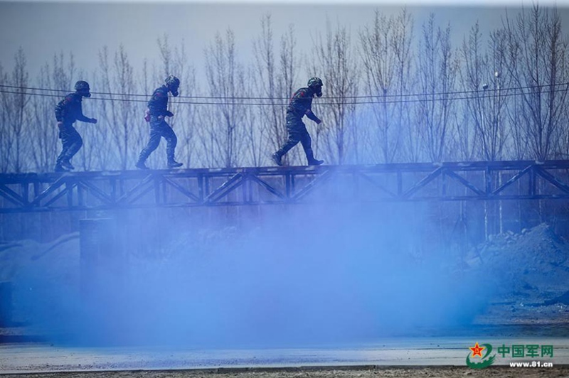 Chinesische Soldaten absolvieren militärischen Hindernisparcours