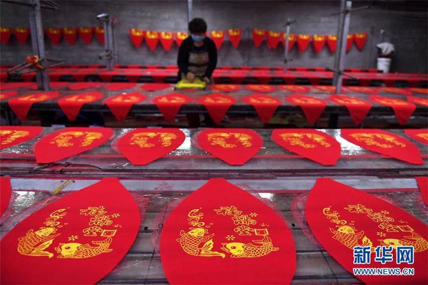 Arbeiter bereiten Laternen für das Neujahr in Shanxi vor