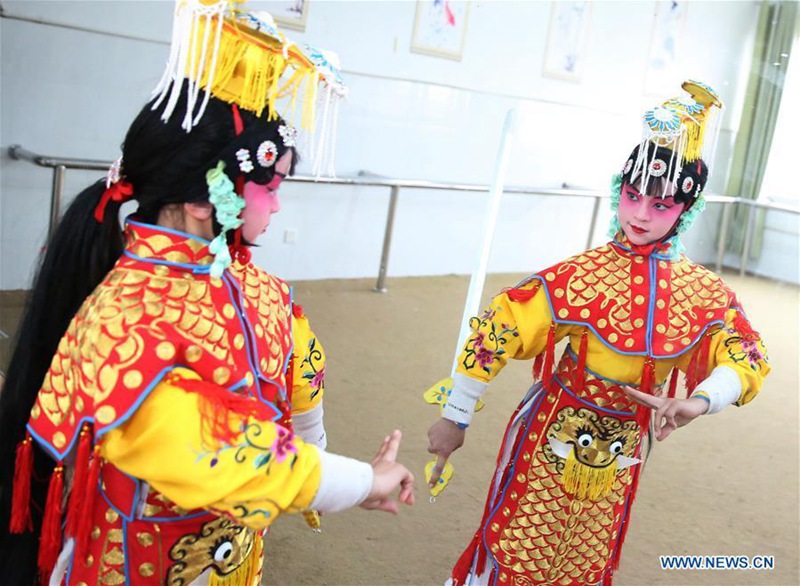 Peking-Oper an Grundschulen 