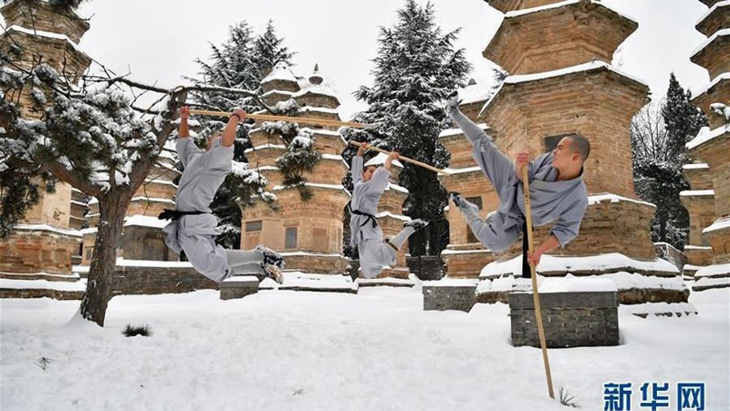 Shaolin-Mönche trainieren Kung-Fu im Schnee