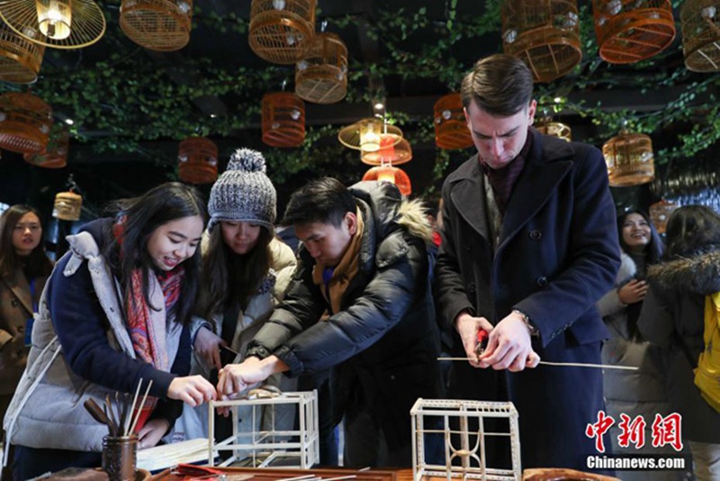 Ausländer lernen chinesische Kultur kennen