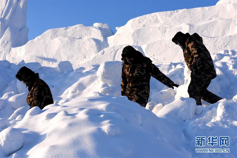 Grenzpolizisten patrouillieren im kalten Winter  