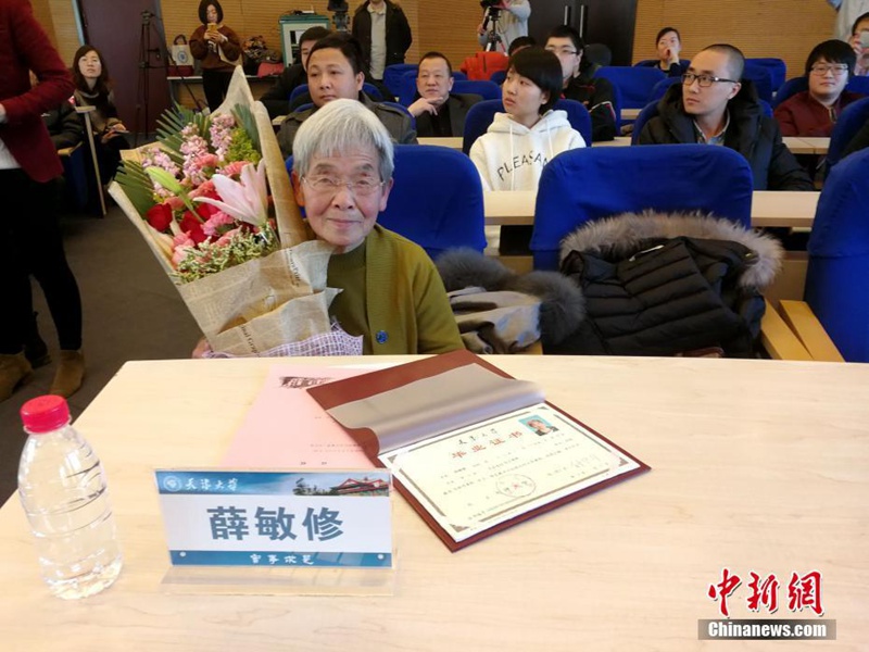 81-jährige  „Studi-Oma“ hat den Abschluss in der Tasche