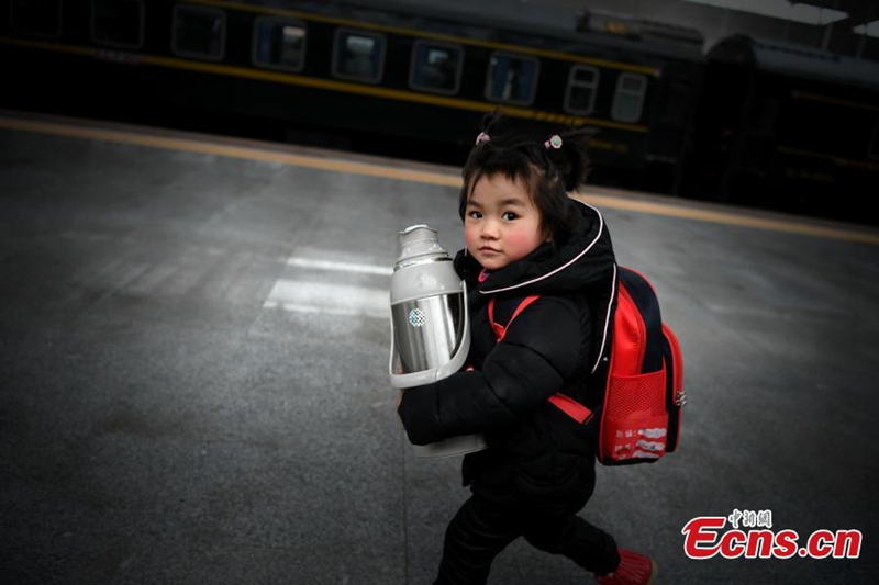 Kinder trotzen dem Reisestress auf langer Heimreise