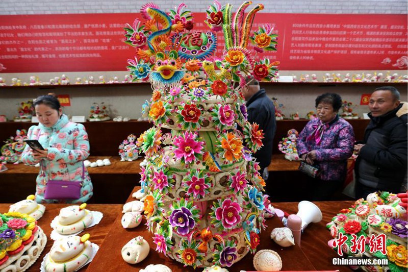 Traditionelle Blumenkuchen fürs FrühlingsfestHuamo (auf Deutsch: Blumenkuchen) wird aus Mehl hergestellt und ist ein traditionelles Gebäck zum Frühlingsfest, besonders in Nordchina. Huamo hat immer besondere Formen mit bunten, hellen Farben und feinen Details.