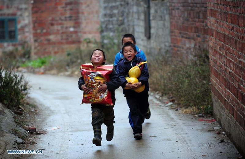 Kinder, die fröhlichste Gruppe während des chinesischen Neujahrs