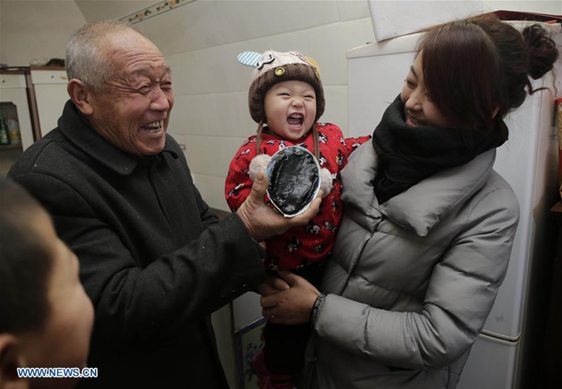Kinder, die fröhlichste Gruppe während des chinesischen Neujahrs