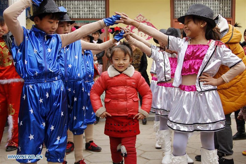 Kinder, die fröhlichste Gruppe während des chinesischen Neujahrs