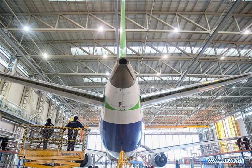 Mitarbeiter an einem C919-Flugzeug in Shanghai