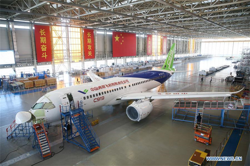 Mitarbeiter an einem C919-Flugzeug in Shanghai