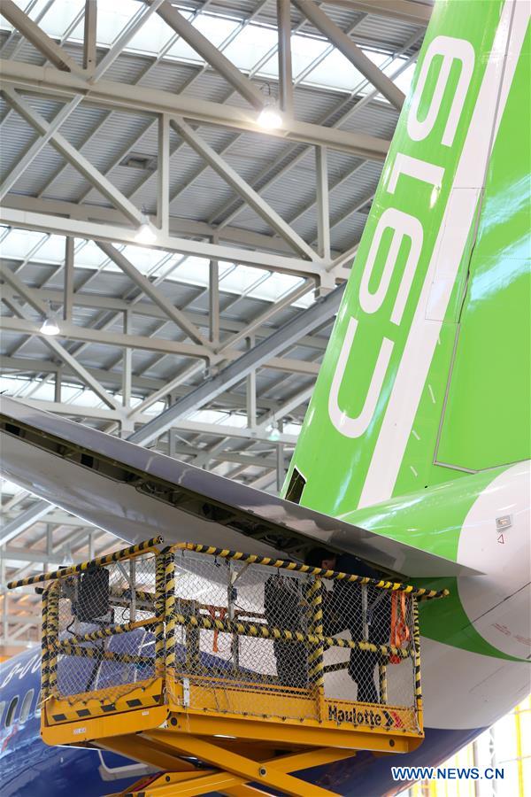 Mitarbeiter an einem C919-Flugzeug in Shanghai