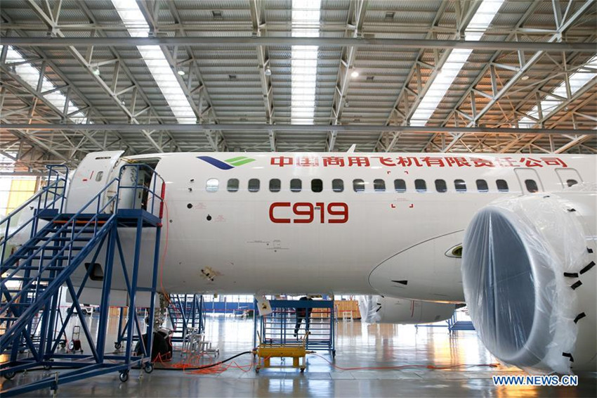 Mitarbeiter an einem C919-Flugzeug in Shanghai