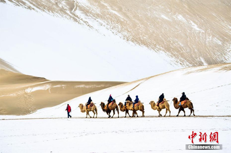 Schnee in der Dunhuang-Wüste