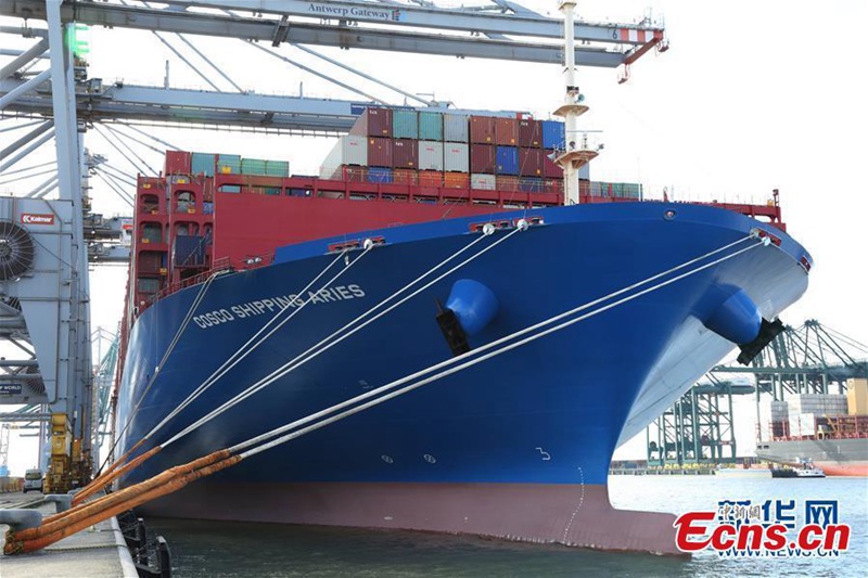 Containerschiff COSCO Shipping Aries kommt in Belgien an 