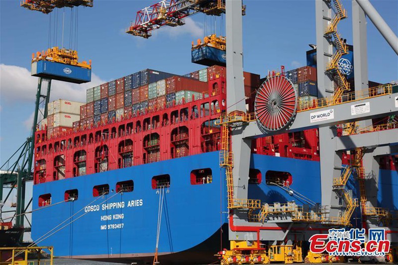 Containerschiff COSCO Shipping Aries kommt in Belgien an 