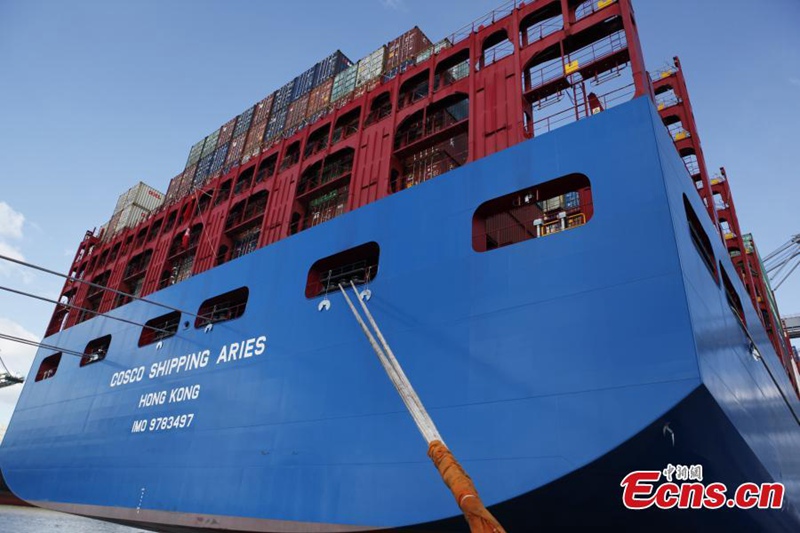 Containerschiff COSCO Shipping Aries kommt in Belgien an 