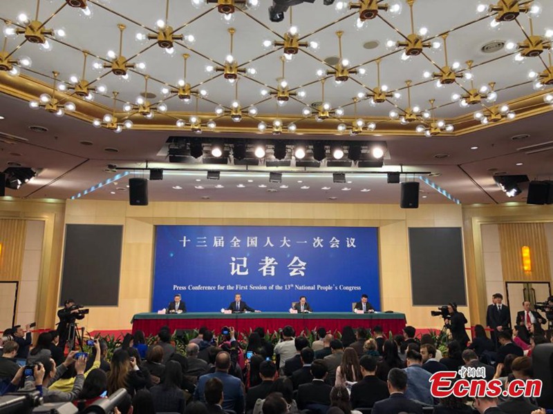 Außenminister Wang Yi stellt sich der Presse