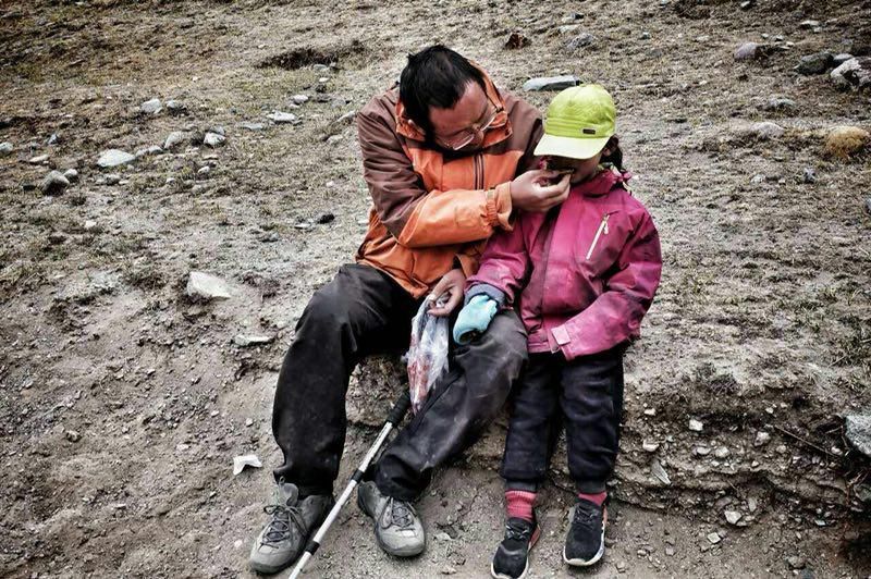 Vater und 4-jährige Tochter radeln durch China
