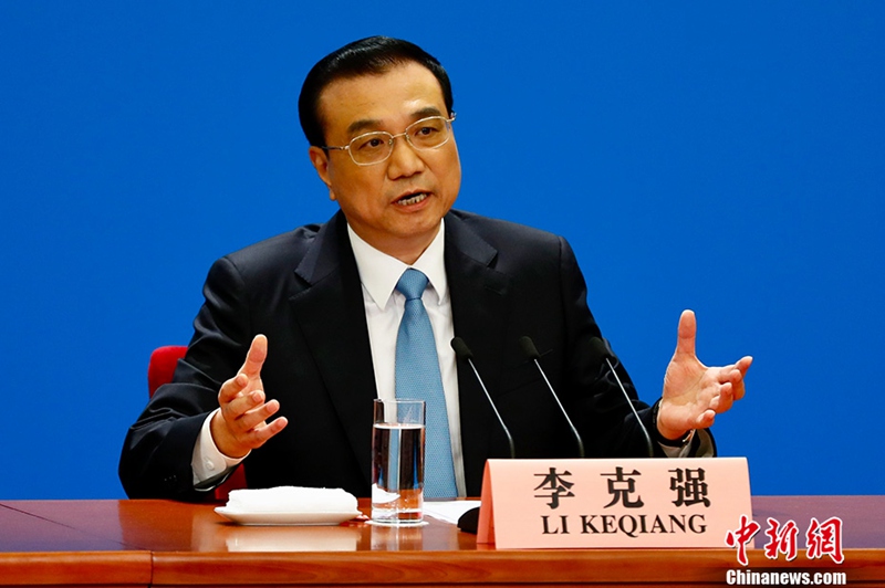 Der Ministerpräsident Li Keqiang stellt sich der Pressekonferenz
