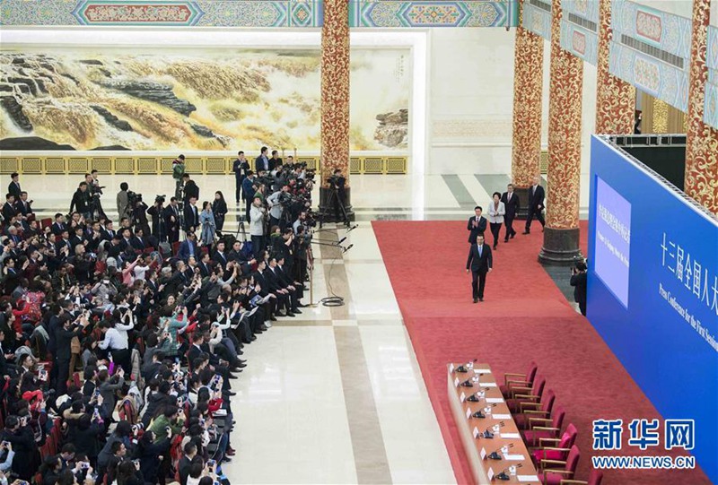Der Ministerpräsident Li Keqiang stellt sich der Pressekonferenz