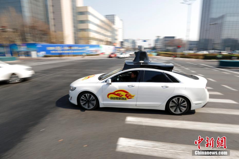 Autonome Fahrzeuge rollen auf Beijings Straßen
