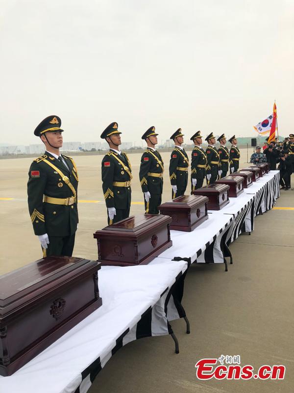 Südkorea übergibt die Überreste chinesischer Soldaten, die während des Korea Krieges umkamen