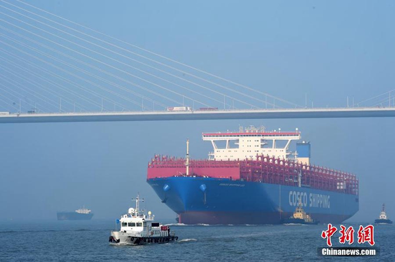 20.000 Tonnen Containerschiff beginnt seine Probefahrt