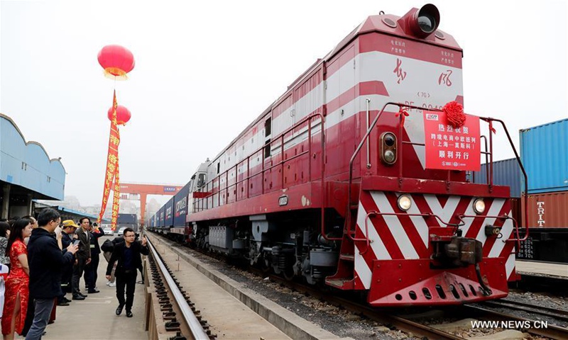 Güterzug fährt von Shanghai nach Moskau