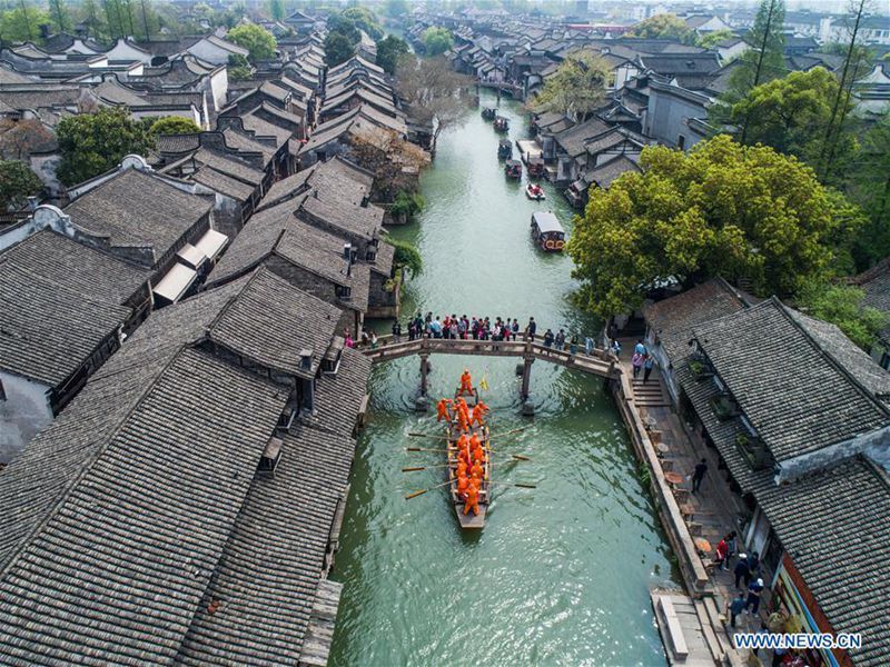 Tempelmesse in der historischen Stadt Wuzhen