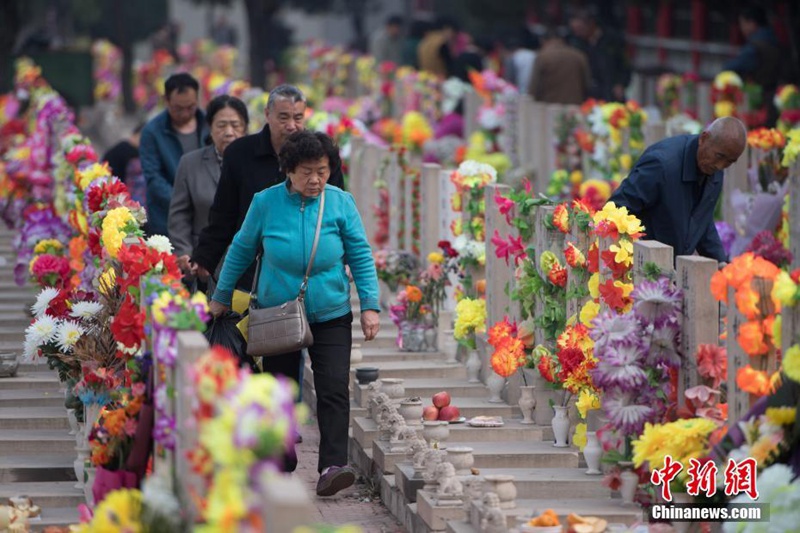 Während des Qingming-Festes wird der Verstorbenen gedacht