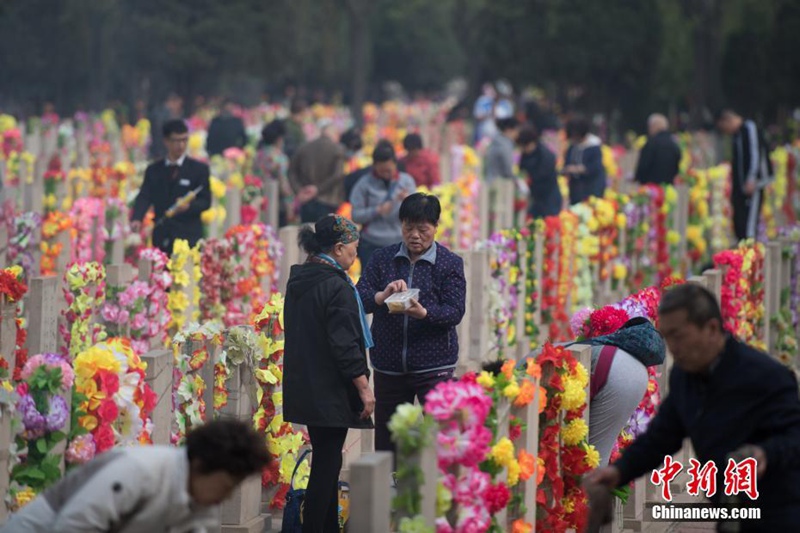Während des Qingming-Festes wird der Verstorbenen gedacht
