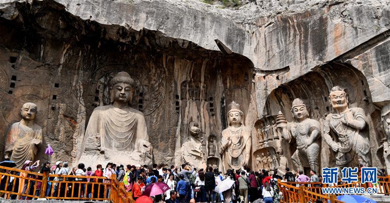 Longmen Grotten in Luoyang während der Touristensaison