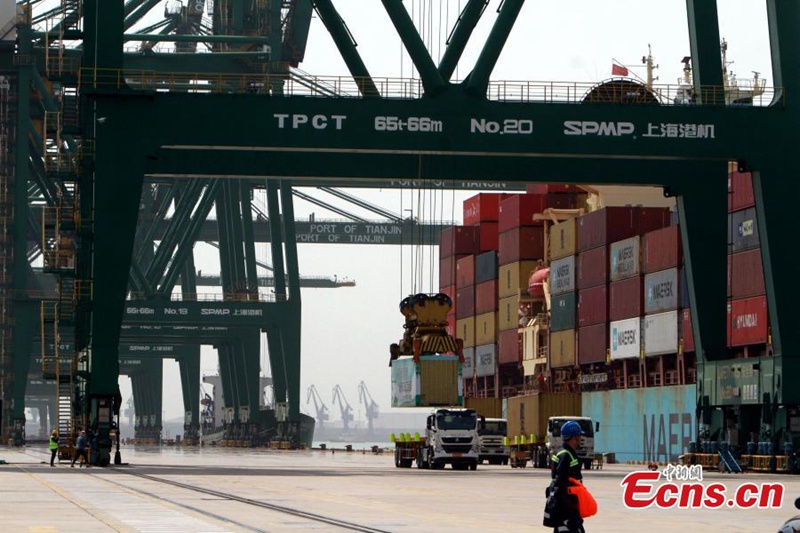Erster fahrerloser Elektro-LKW wird am Tianjin-Hafen in Betrieb genommen