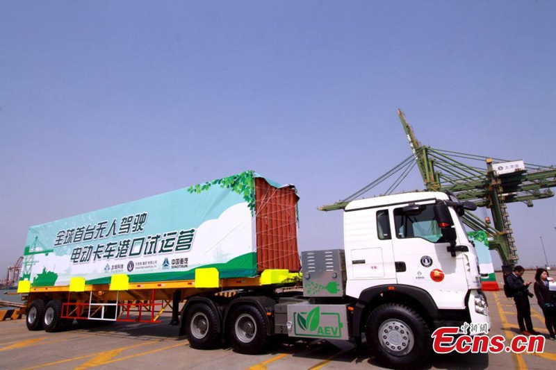 Erster fahrerloser Elektro-LKW wird am Tianjin-Hafen in Betrieb genommen