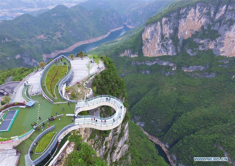 Die transparente hufeisenförmige Auslegerbrücke in Chongqing