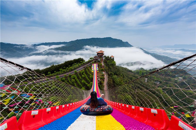 Schaukel auf der Klippe in Guizhou lockt viele Touristen