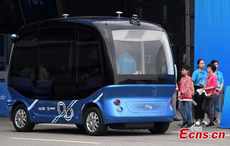 Ein führerloser Elektrobus bietet während der„Digital China Summit