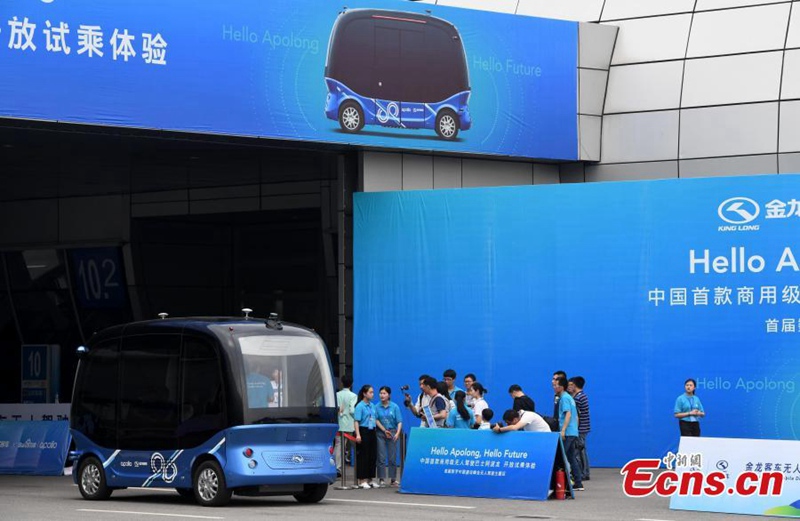Ein führerloser Elektrobus bietet während der„Digital China Summit
