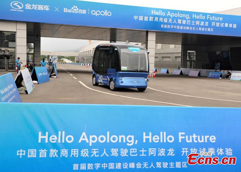 Ein führerloser Elektrobus bietet während der„Digital China Summit