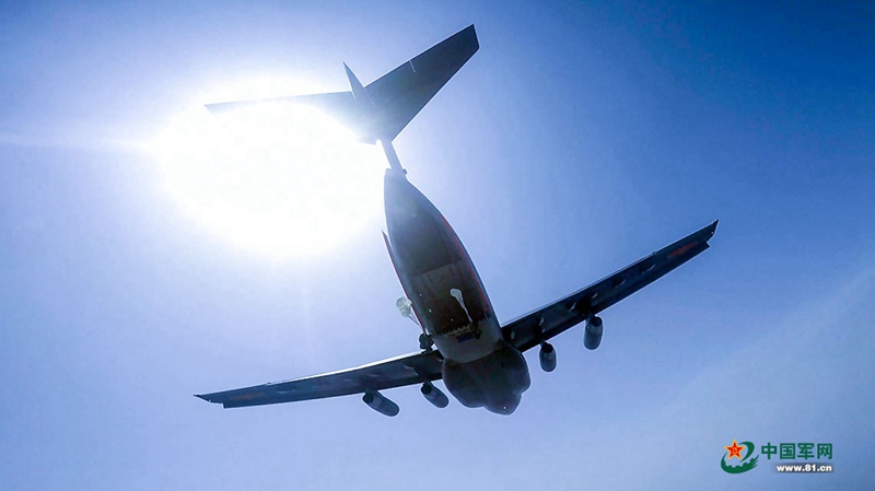 Militärtransporter Y-20 zum ersten Mal im Fallschirmabsprungtraining eingesetzt