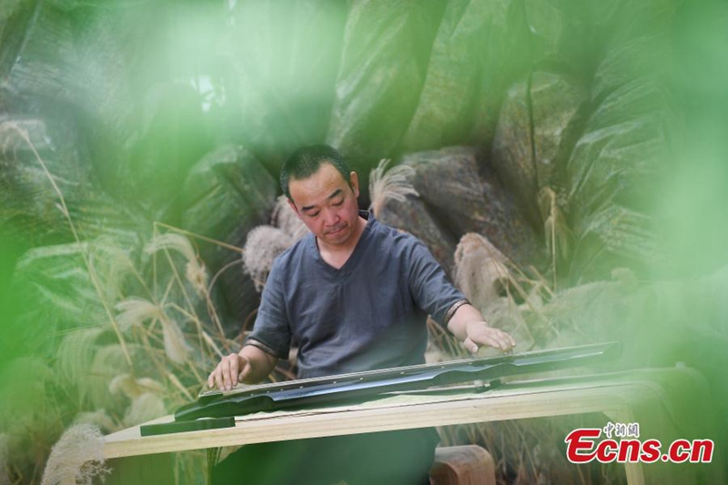 Mann verschreibt sich der traditionellen Guqin-Herstellung
